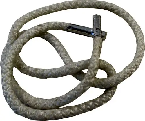 Reinigungsschlauch, umwickelt aus hellem Material, mit einem silbernen Anschlussstück, geeignet für Produkte der Marke Wolf. Patiens gekennzeichnet für ordnungsgemäße Anwendung.